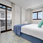 Lejlighed Elegance W/ Balcony & Pool By Lovelystay *