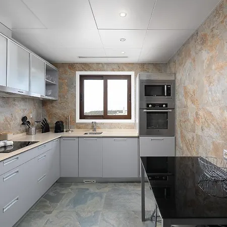 Elegance W/ Balcony & Pool By Lovelystay Apartment *