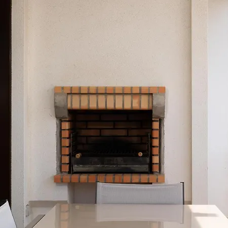 Апартаменти Elegance W/ Balcony & Pool By Lovelystay