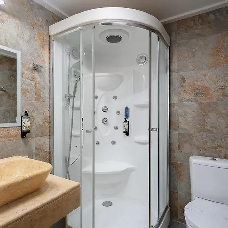 Elegance W/ Balcony & Pool By Lovelystay Apartment *