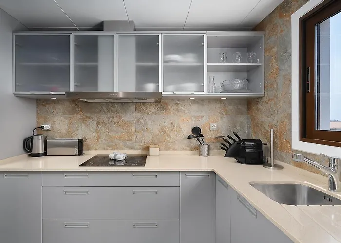 Elegance W/ Balcony & Pool By Lovelystay Apartmán