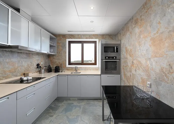 Elegance W/ Balcony & Pool By Lovelystay Apartmán *