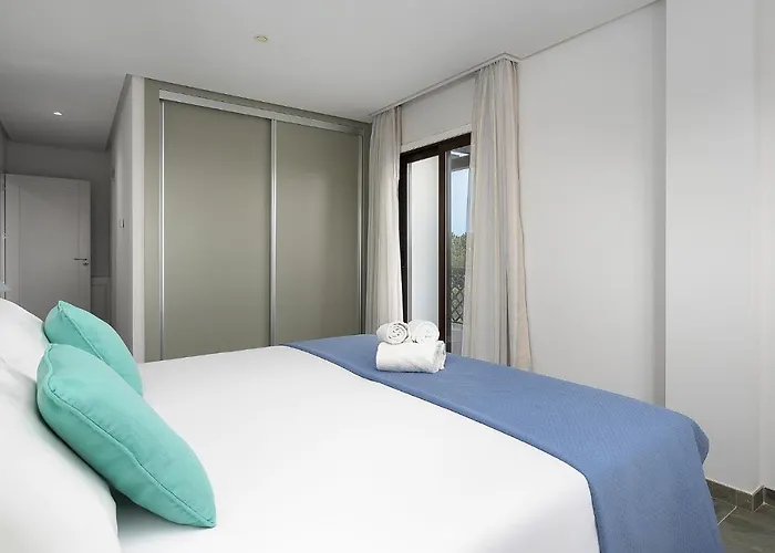 Elegance W/ Balcony & Pool By Lovelystay Apartmán